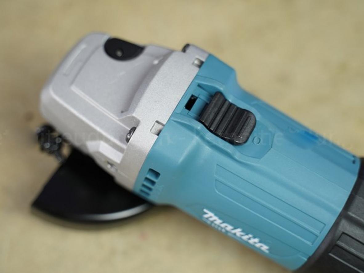 Đường kính đĩa 100mm và tốc độ cao giúp xử lý bề mặt nhanh hơn.