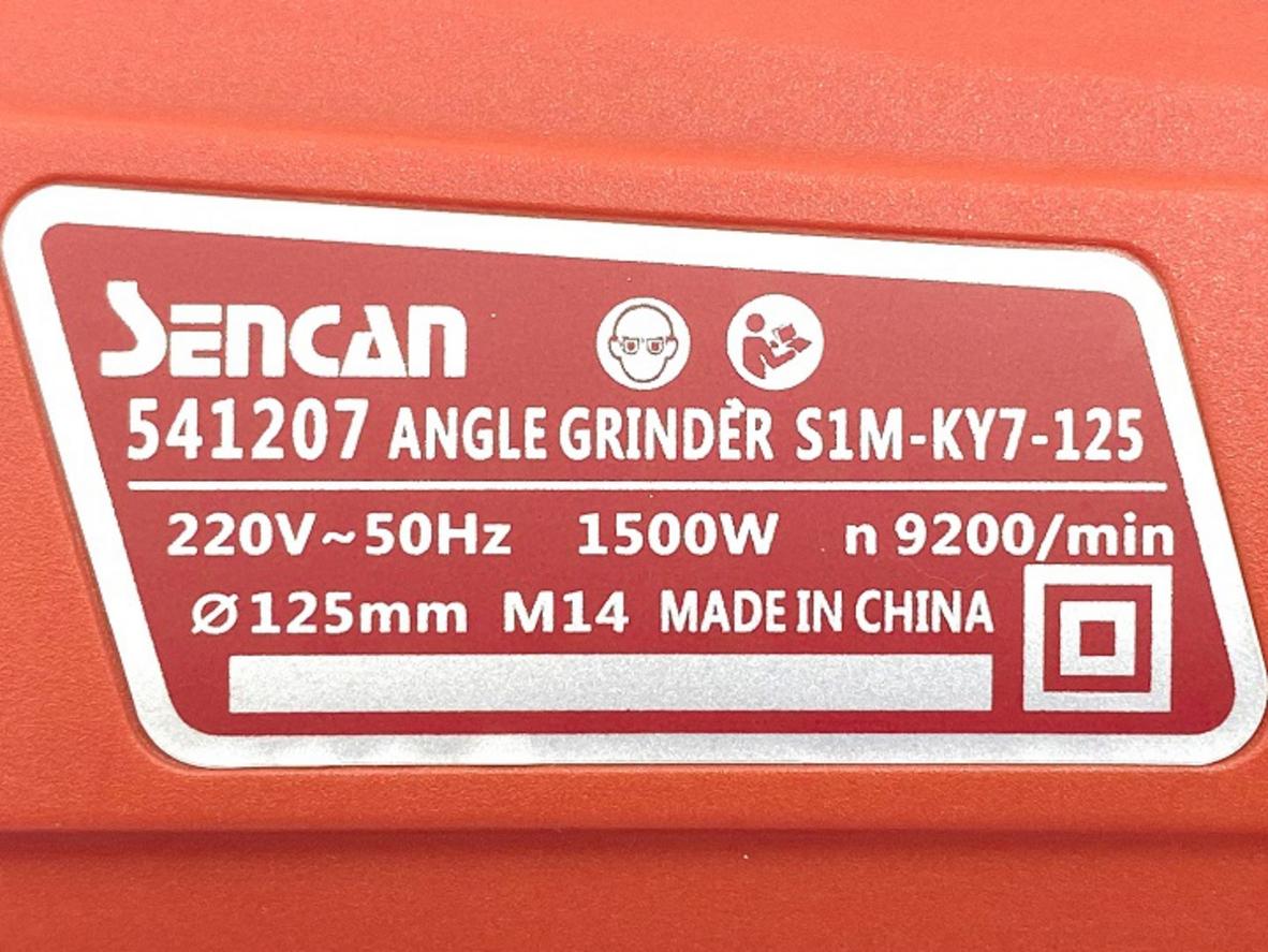Đĩa 125mm và thân máy dài giúp cầm chắc tay