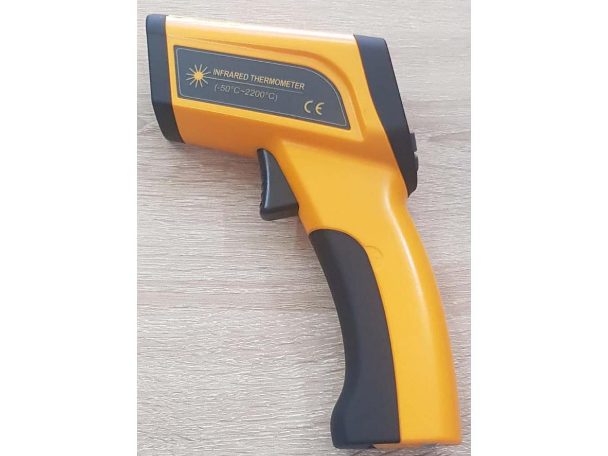 Điều chỉnh emissivity để đo chuẩn hơn trên nhiều vật liệu.