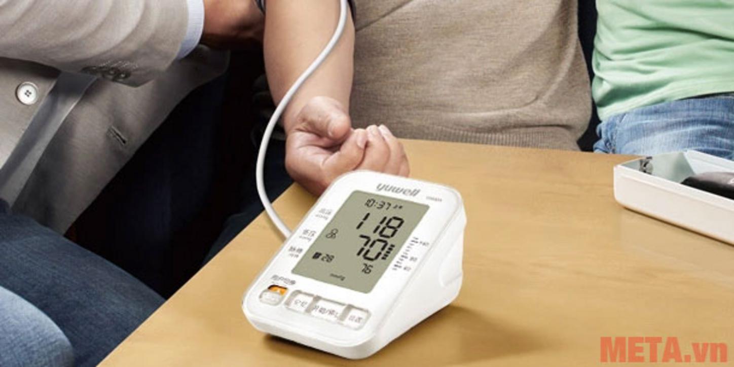 Đo huyết áp bắp tay tự động, dễ dùng tại nhà.