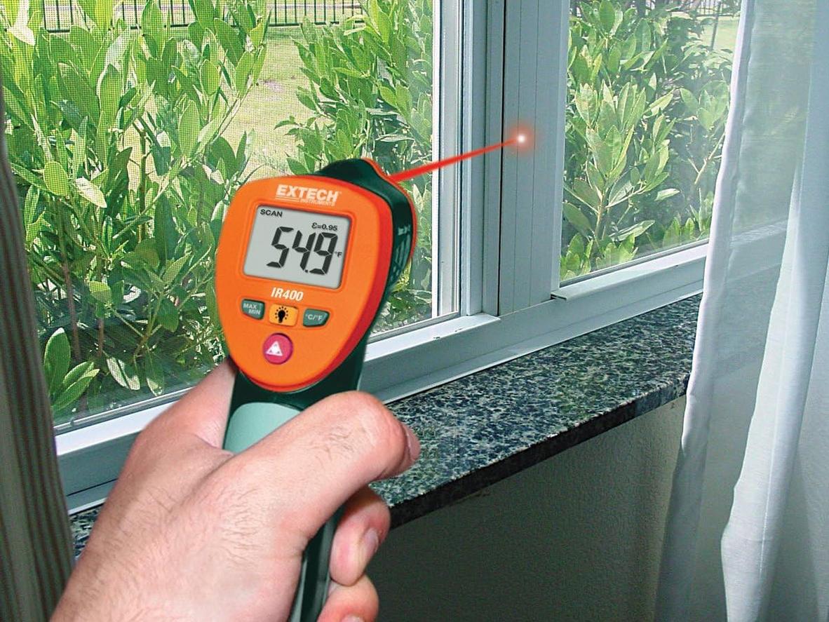 Màn hình LCD có đèn nền hỗ trợ quan sát dễ hơn.