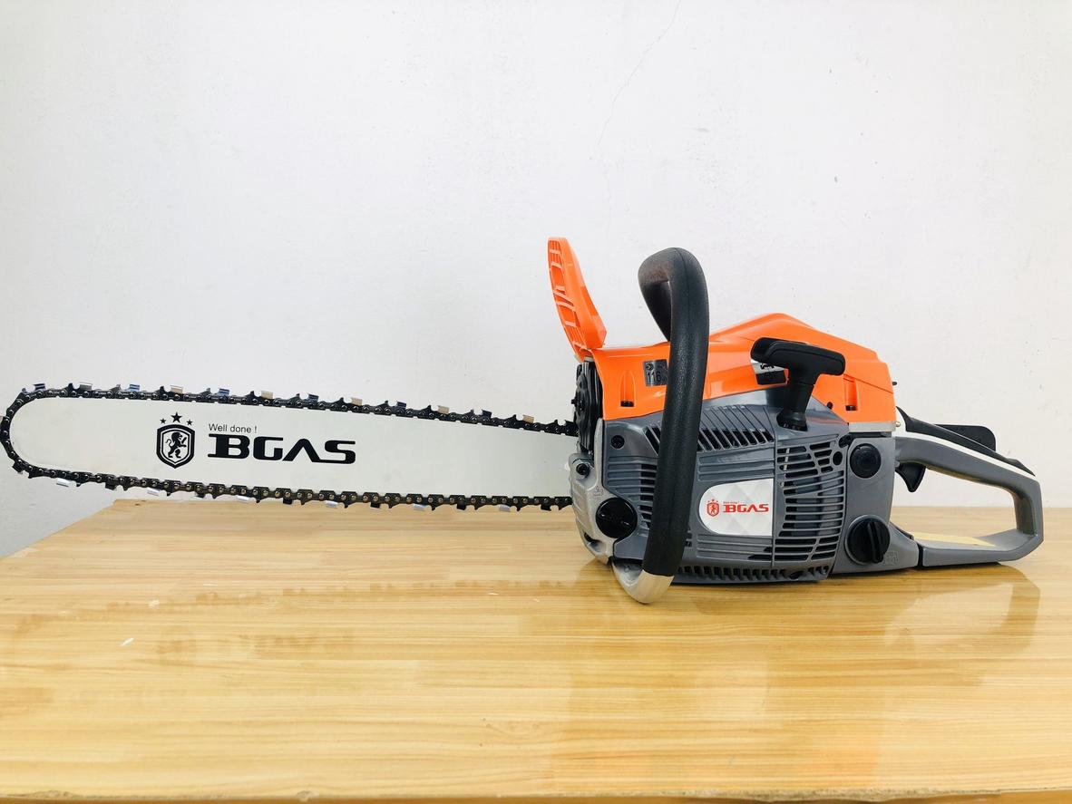 Động cơ 2 thì 1.850W giúp cắt khỏe và ổn định.