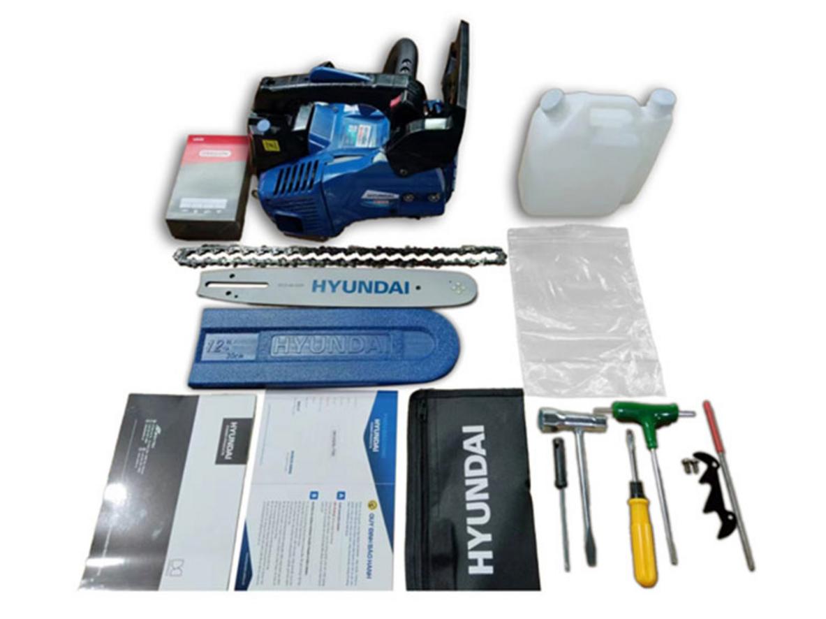 Động cơ 2 thì 1HP của Hyundai HD-3100 giúp cắt tỉa linh hoạt hơn trong không gian hẹp.
