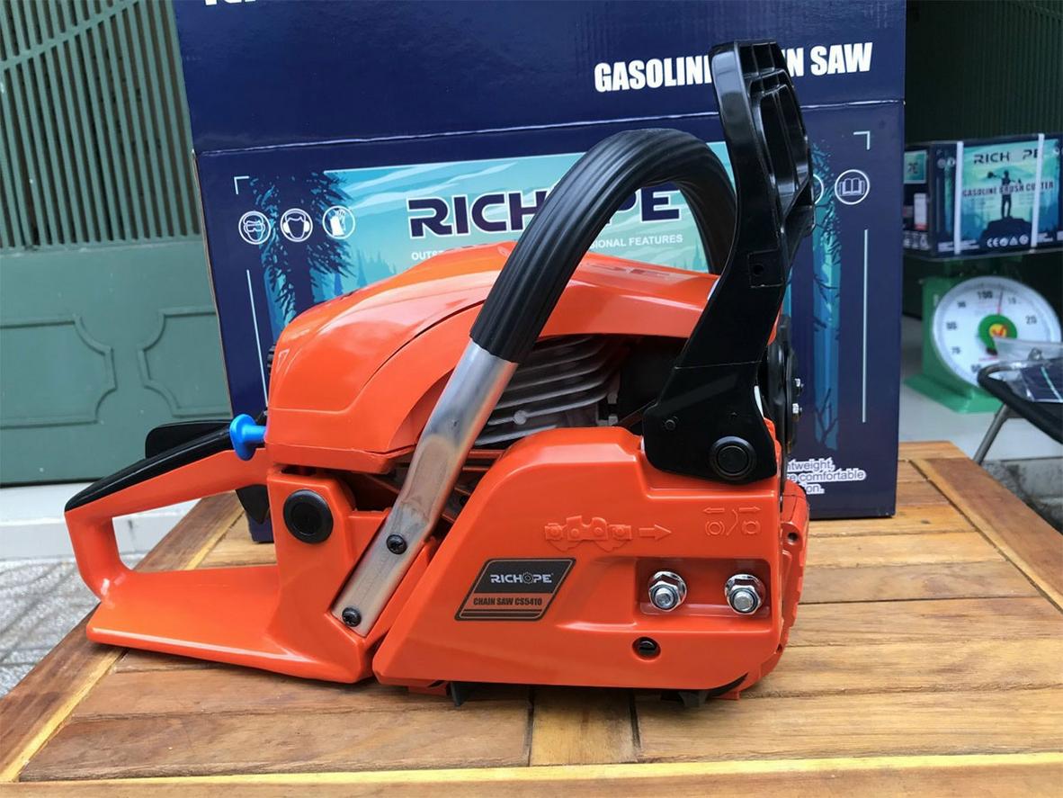 Động cơ 2 thì 2.3 kW cho lực cắt mạnh và ổn định.