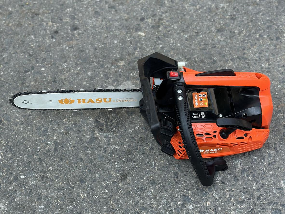 Động cơ 2 thì 25.4cc của Hasu HS-2500L giúp máy vận hành gọn mà vẫn đủ lực cho việc nhà và vườn.