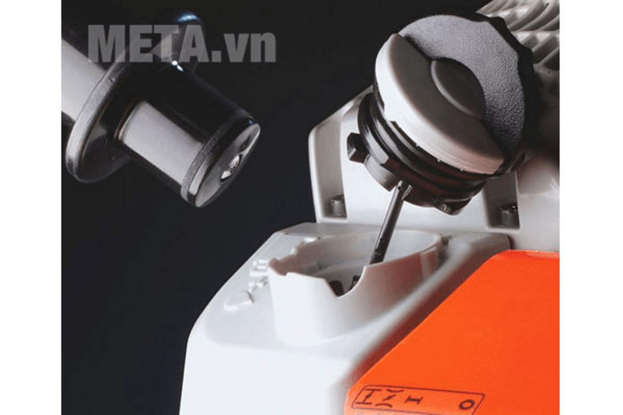Động cơ 2 thì 35.2 cc cho lực cắt ổn định và dễ dùng.