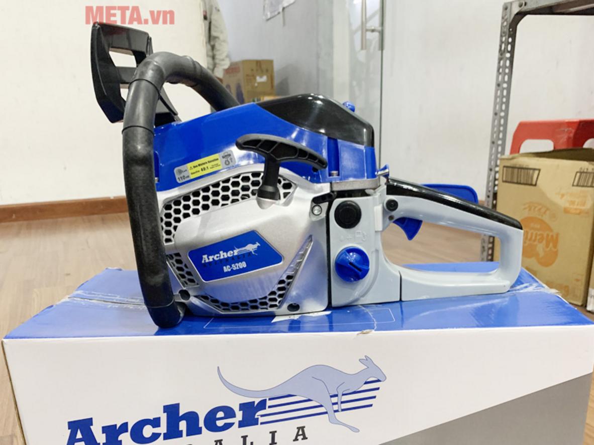 Động cơ 2 thì 49.3cc cho lực cắt khỏe và ổn định.