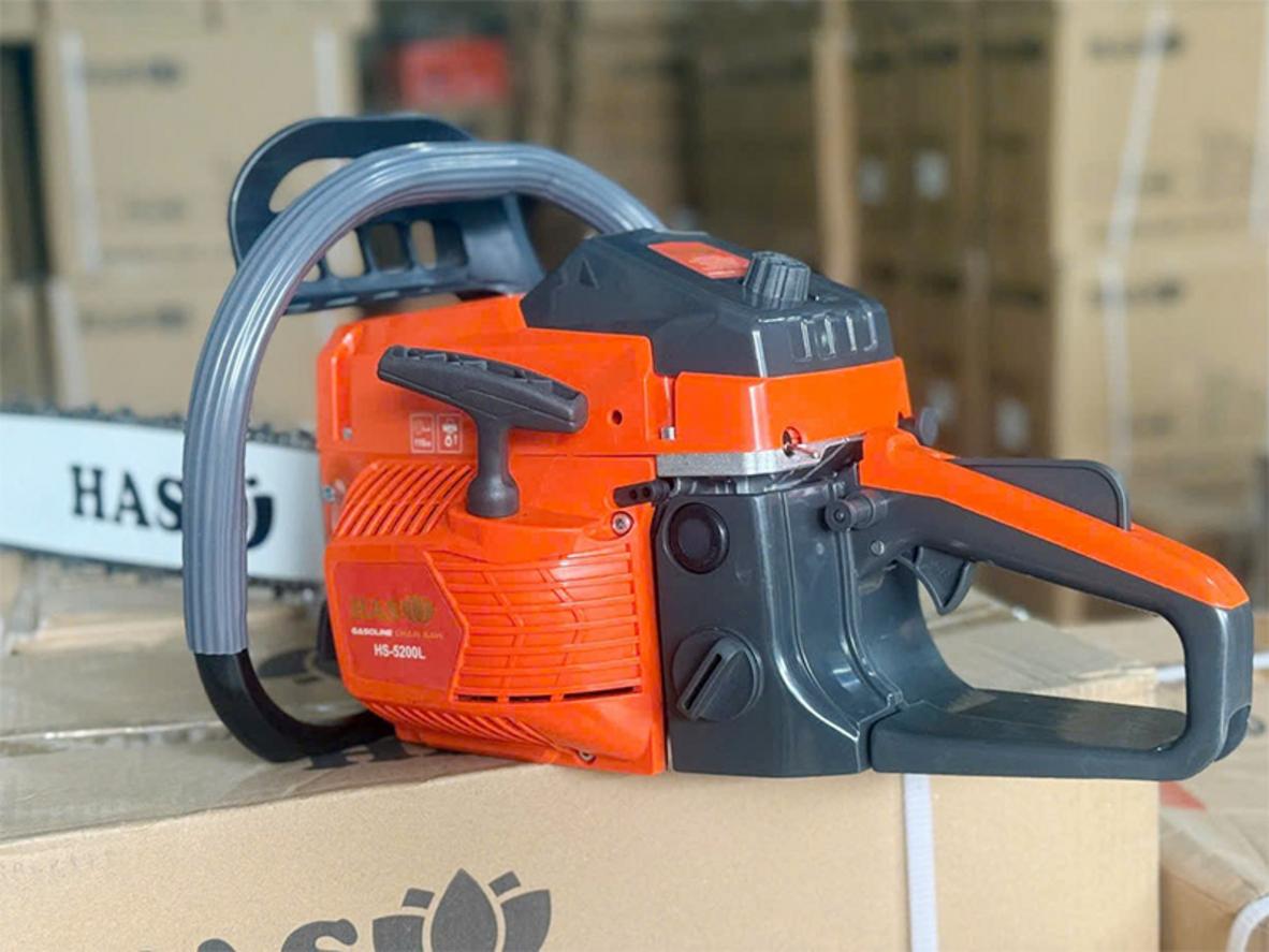 Động cơ 2 thì 52cc của Hasu HS5250 mang lại lực cắt mạnh và ổn định.