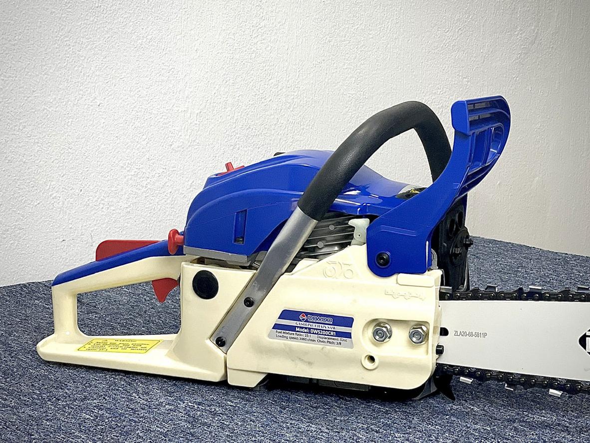 Động cơ 2 thì 52cc cho lực cắt ổn định và mạnh mẽ.