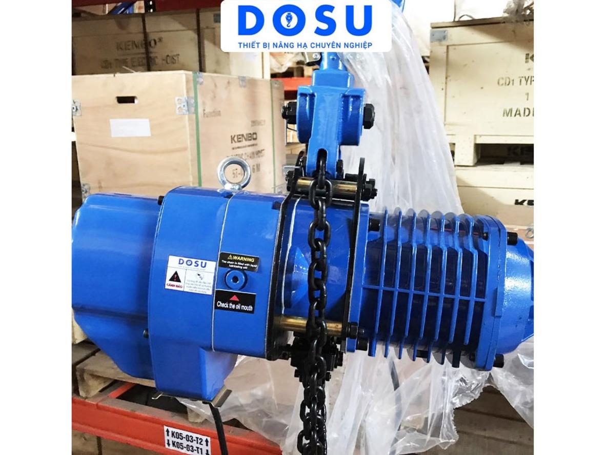 Động cơ 3.0 kW, tốc độ nâng 3.4–6.6 m/phút giúp vận hành hiệu quả.
