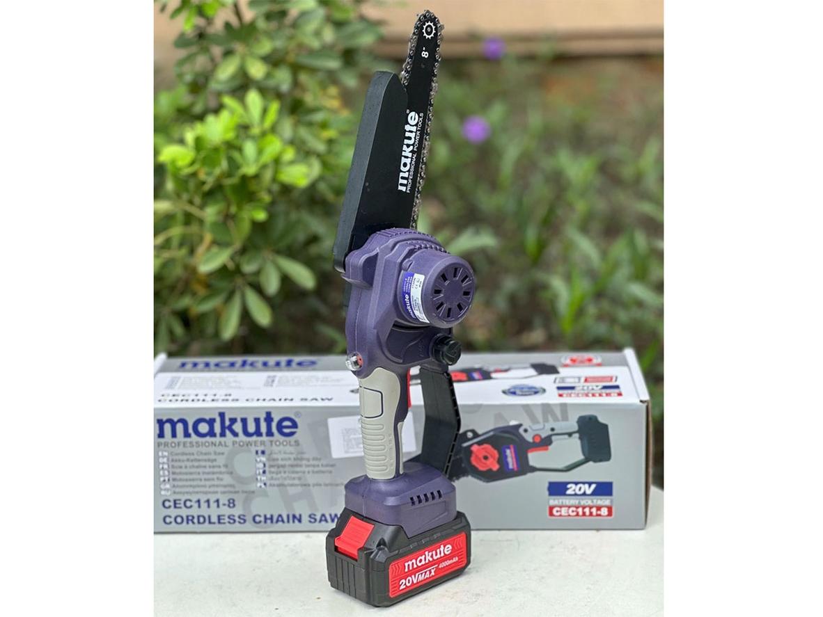 Động cơ brushless 1150W cho khả năng cắt ổn định.