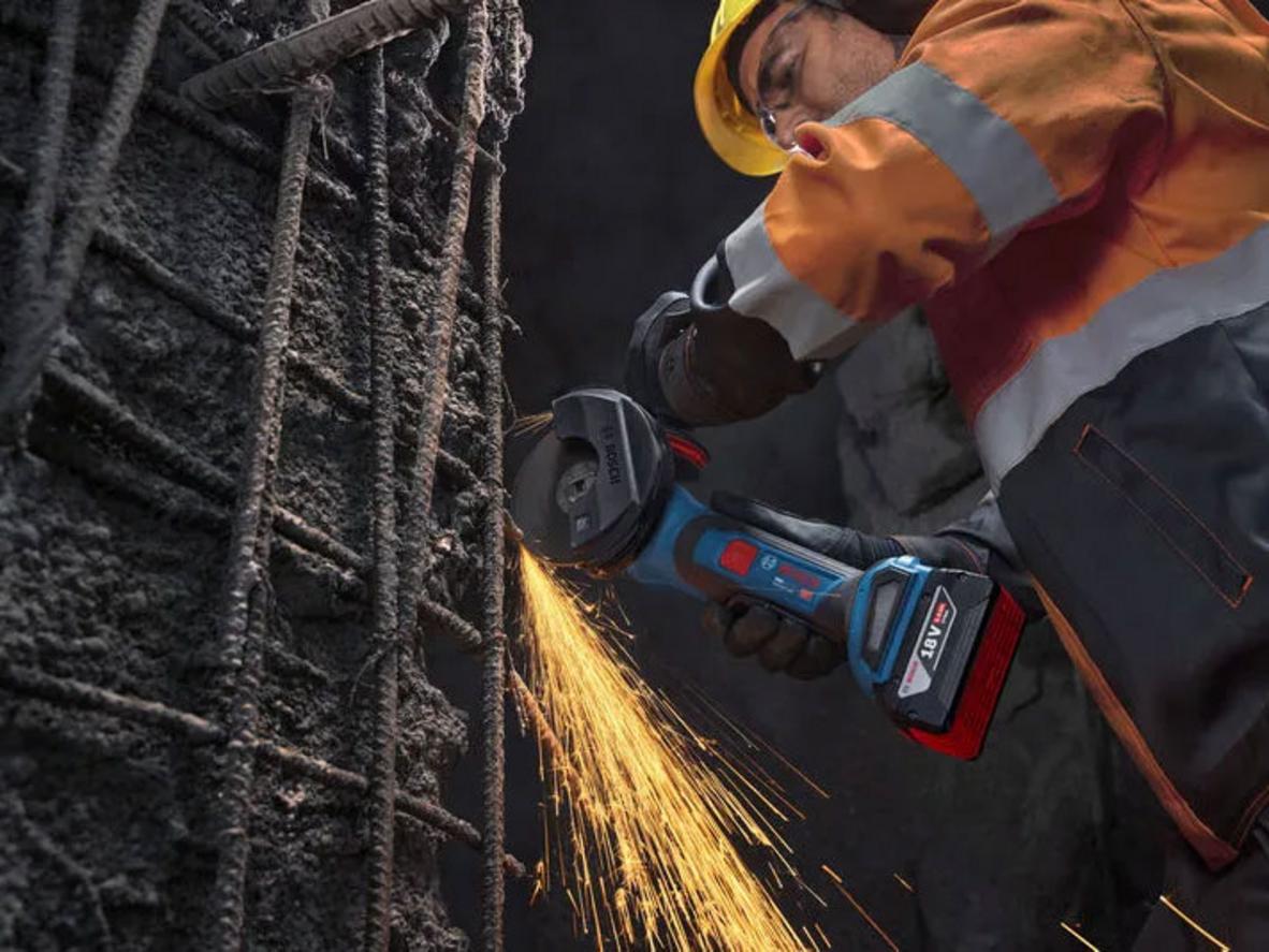 Động cơ Brushless giúp máy mạnh và bền hơn.