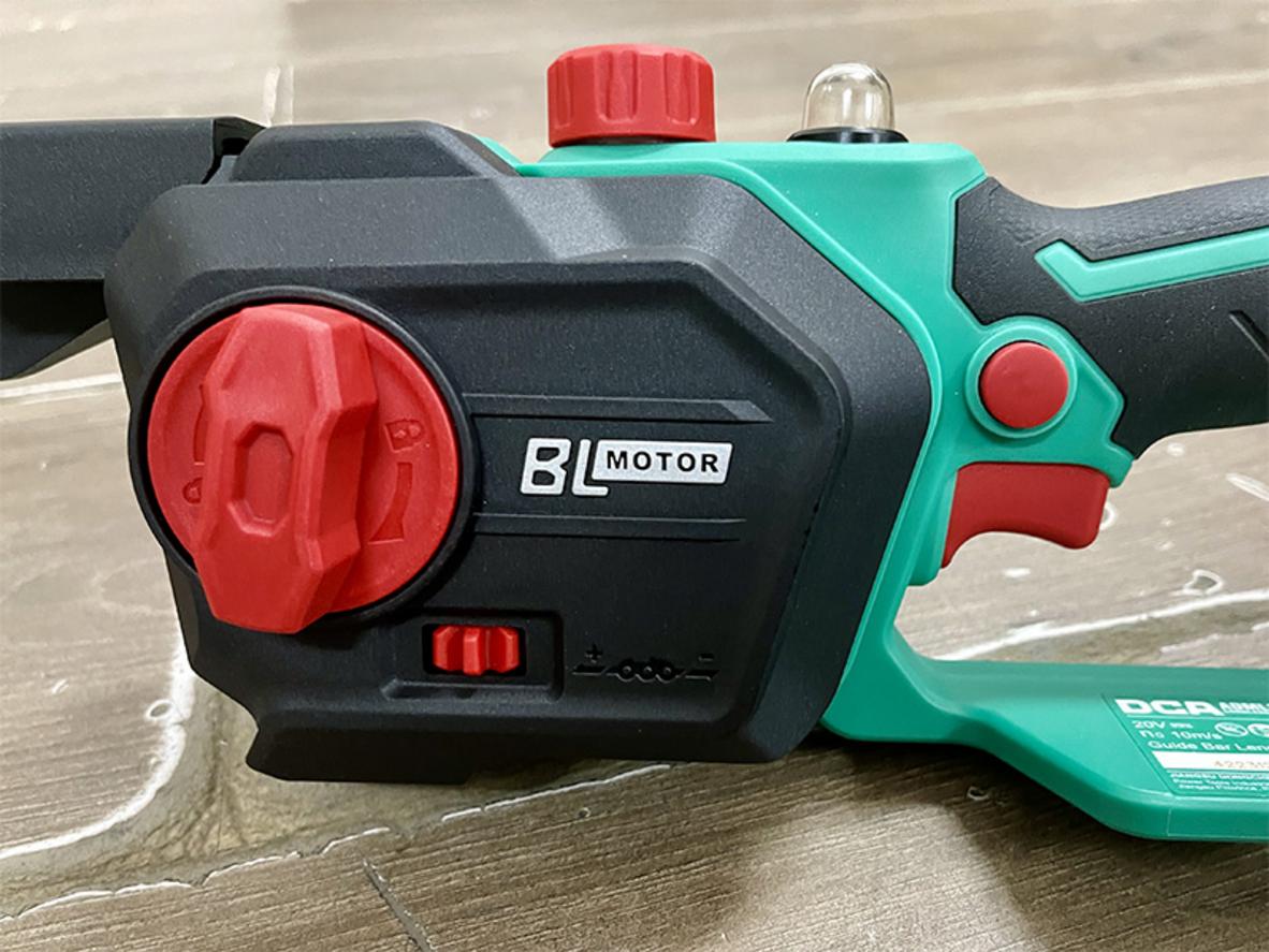 Động cơ brushless và tốc độ xích 10 m/s giúp cắt nhanh, ổn định.