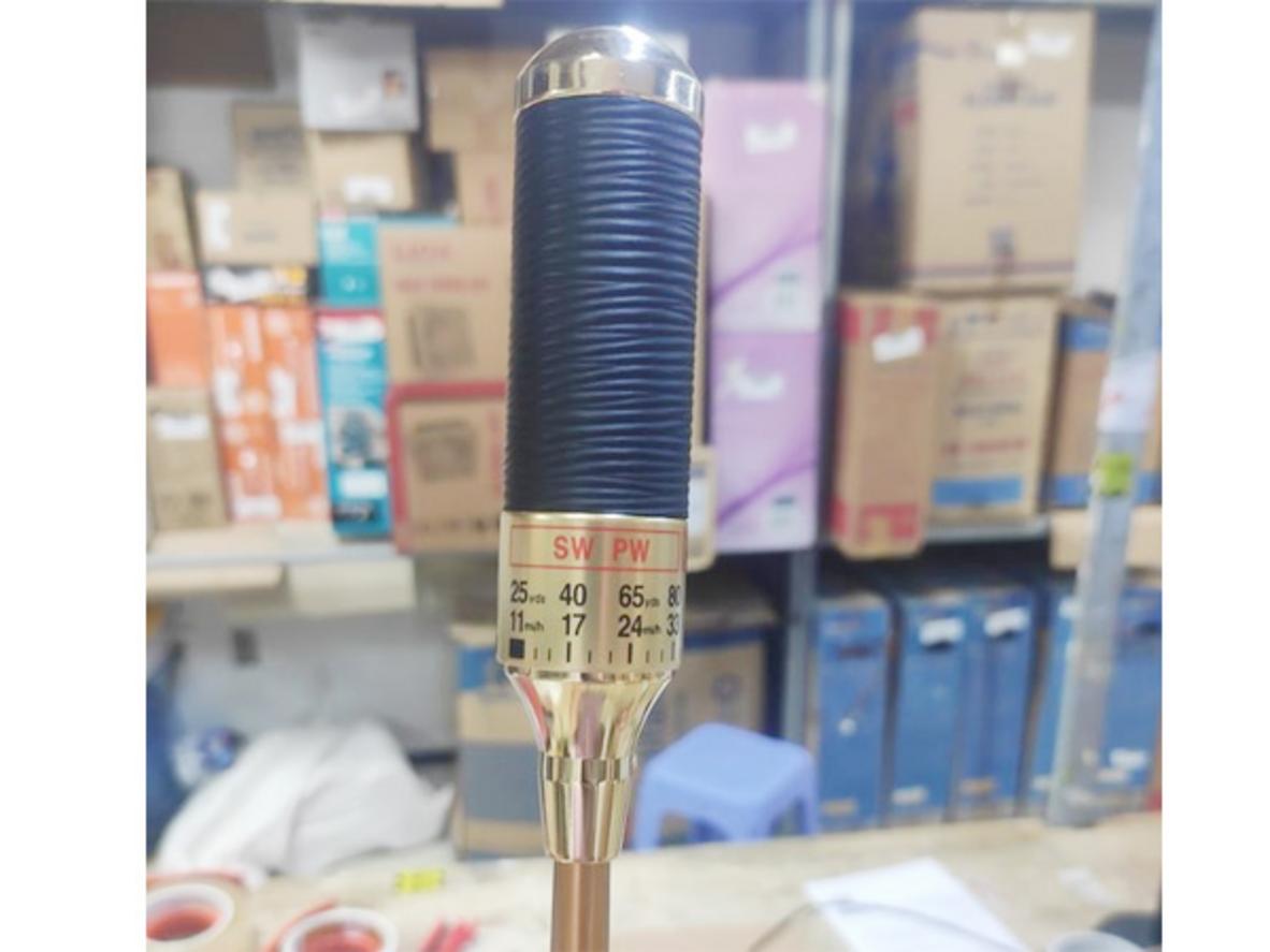 Tay cầm cao su và trọng lượng 600g tạo cảm giác đầm tay.
