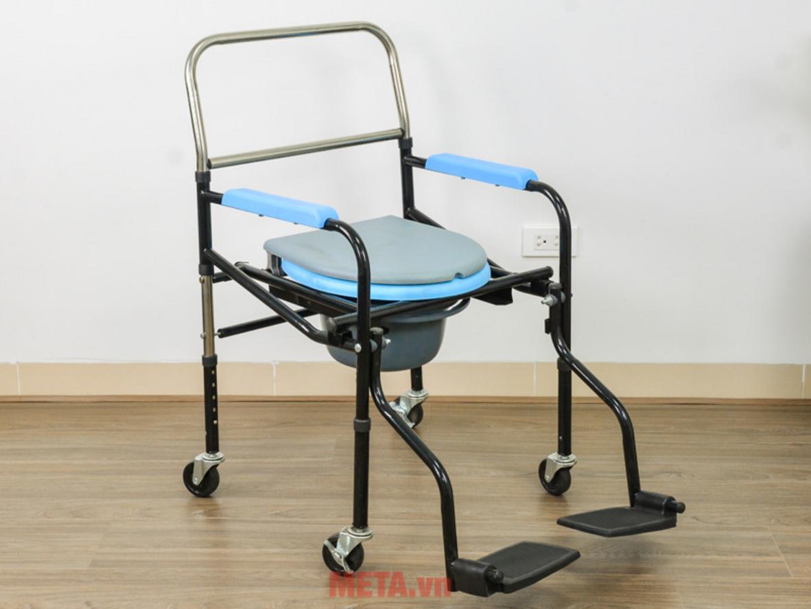 Để chân rộng rãi và điều chỉnh chiều cao giúp ngồi đứng an toàn hơn