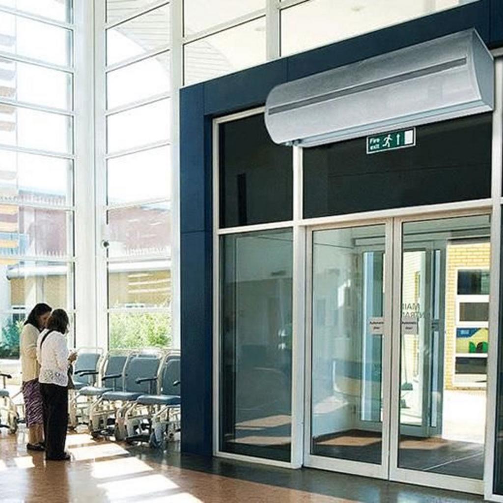 Quạt tạo màn gió giúp giữ lạnh khi cửa mở liên tục.