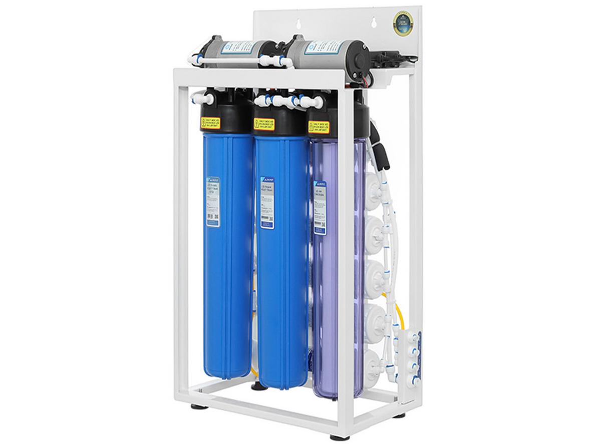 Hệ 10 lõi lọc với màng RO Hitech 100 GPD tạo ra nguồn nước uống trực tiếp an toàn.
