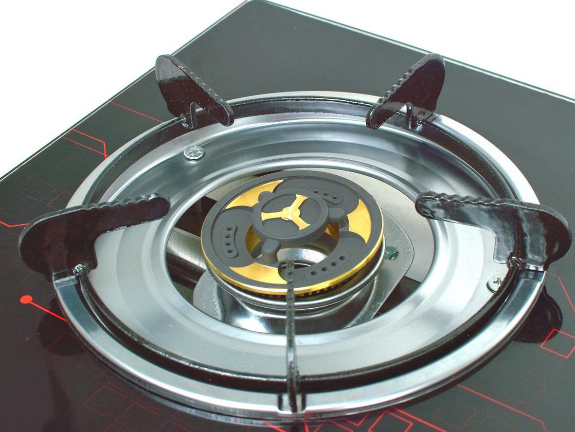 Họng inox và kiềng thép tráng men chắc chắn, bền lâu.