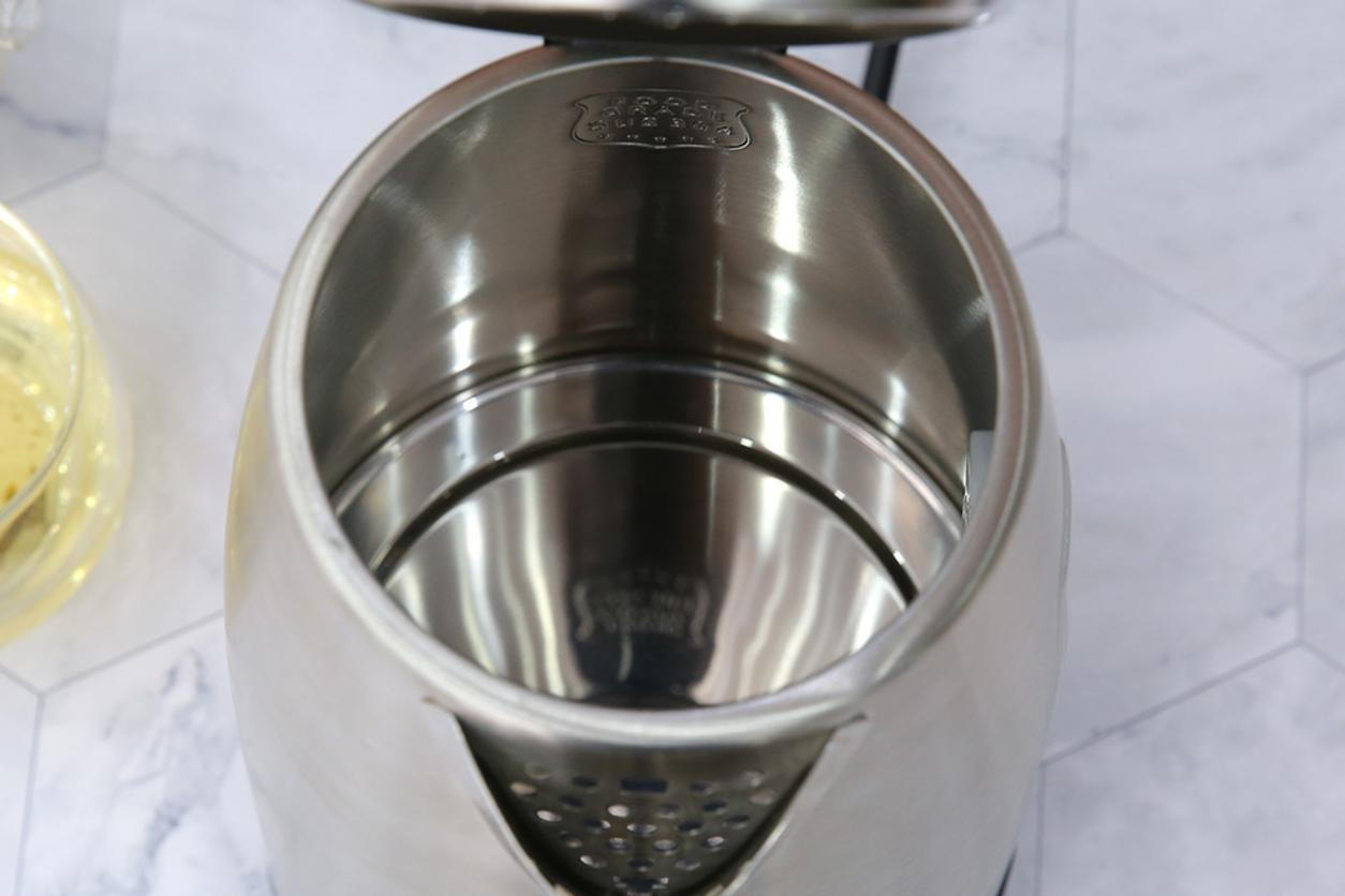 Ruột và vỏ inox bền đẹp, dễ lau chùi.