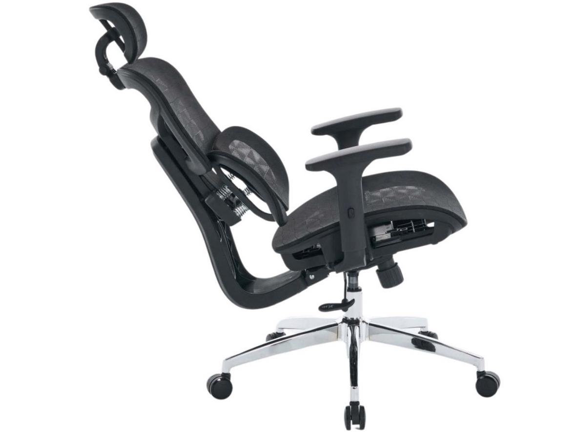 Kê tay 3D và ngả lưng 135 độ cho tư thế linh hoạt hơn.