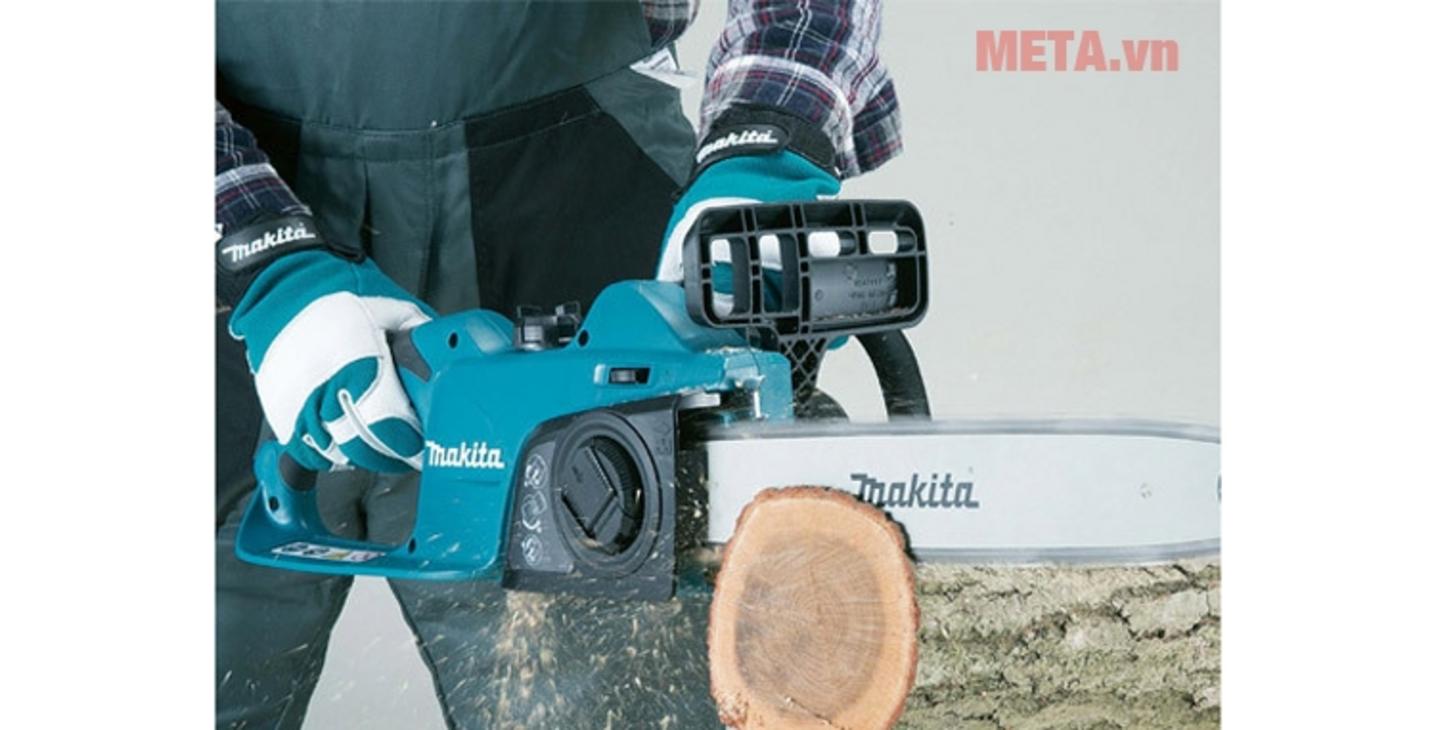 Lam 400mm và tốc độ xích 870 m/phút mang lại khả năng cắt nhanh, mượt và kiểm soát tốt hơn.