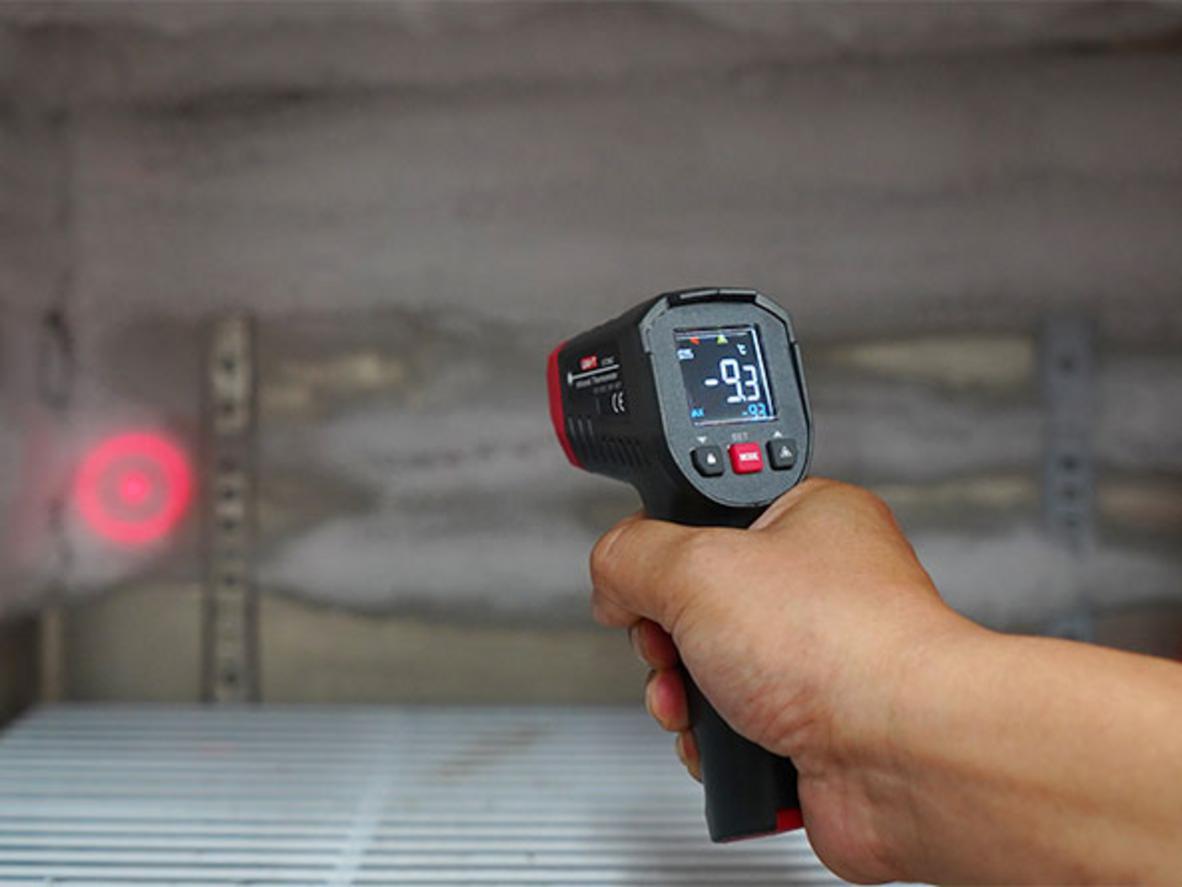 Laser vòng tròn và D:S 12:1 giúp ngắm điểm đo chính xác.