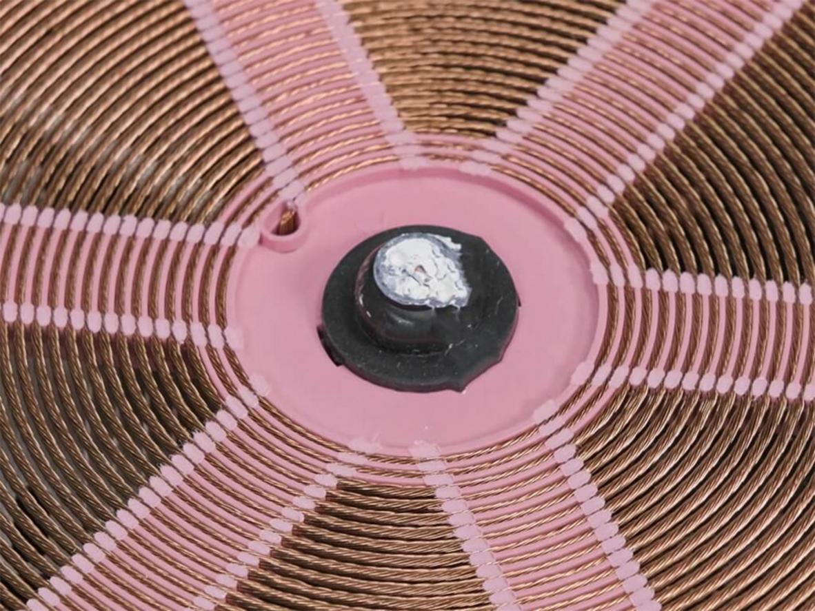 Màn hình LED cảm ứng và mặt kính dễ vệ sinh, dễ dùng.