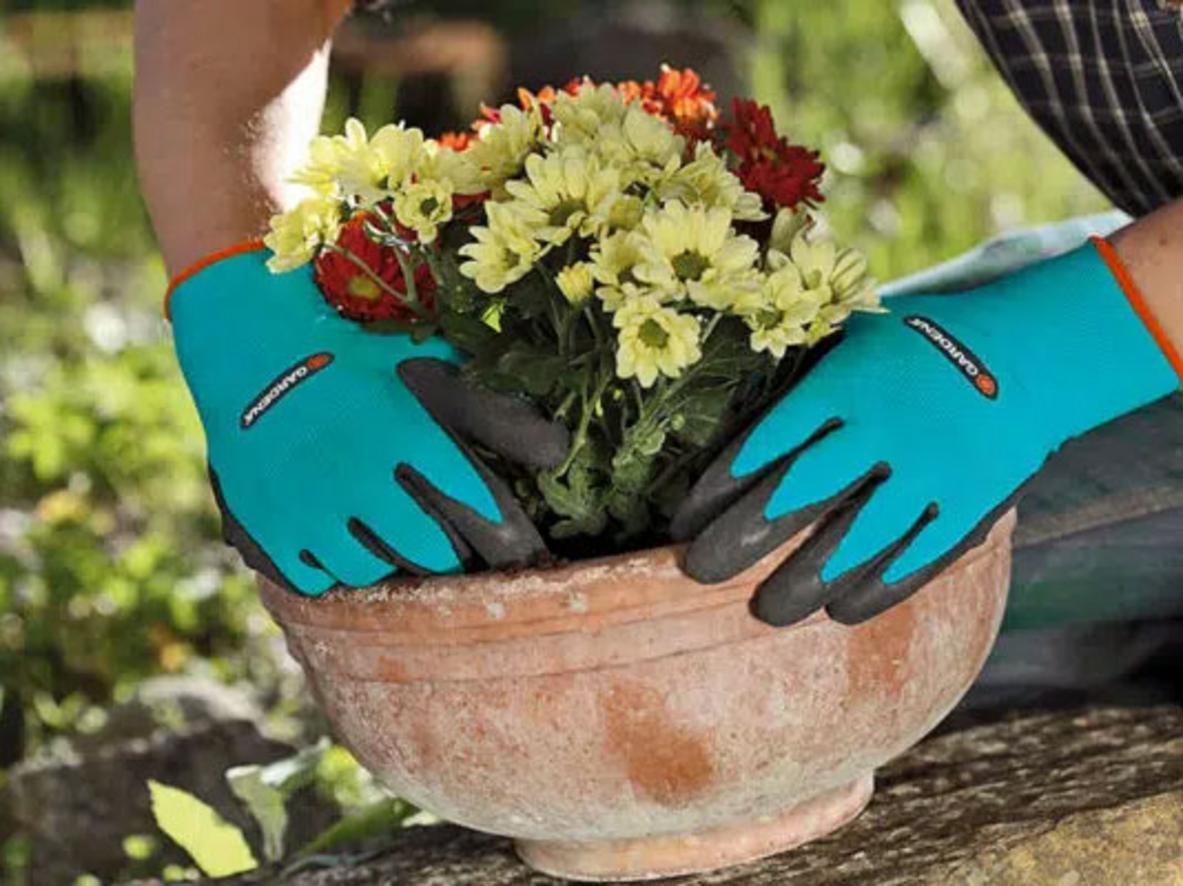 Lòng bàn tay phủ Nitrile tăng độ bám và hạn chế ẩm.