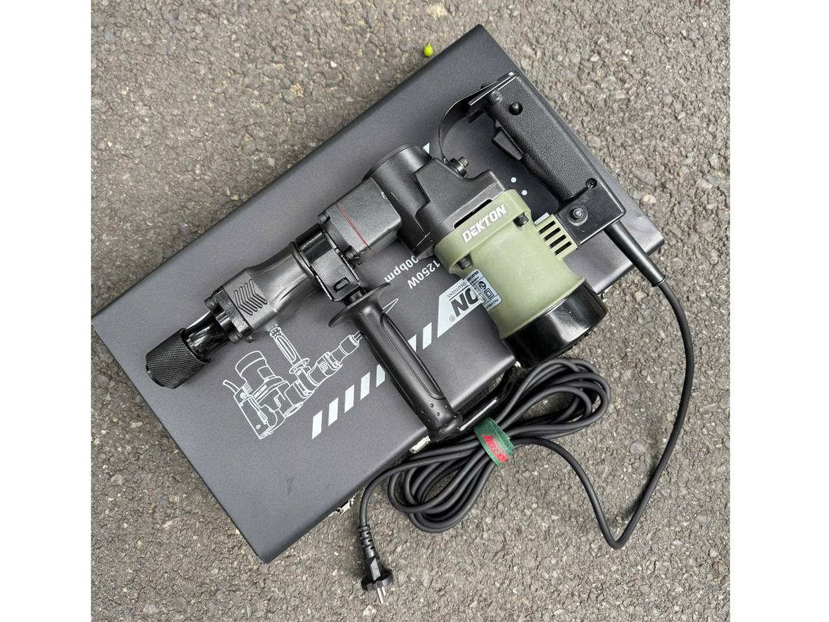 Công suất 1.250W và lực đập 18J cho khả năng đục phá mạnh