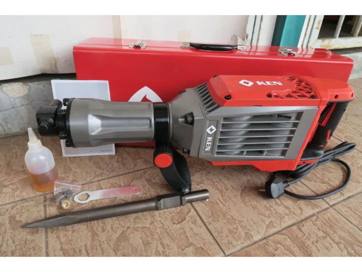 Lực đập 65J của Ken 2895 hỗ trợ phá dỡ bê tông cứng nhanh hơn.
