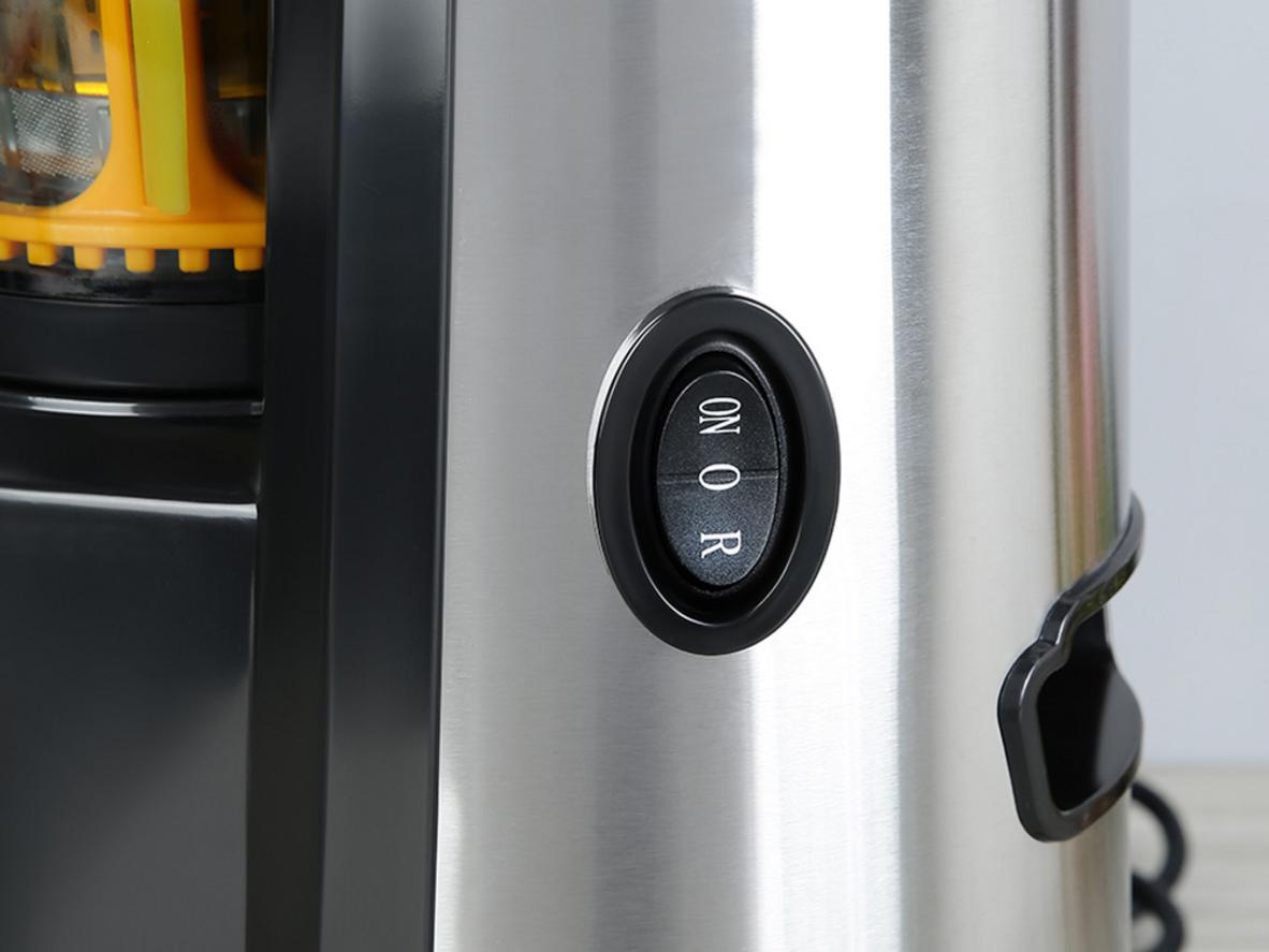 Lưới lọc thép không gỉ và cốc chứa 1 lít hỗ trợ ép mịn, gọn.