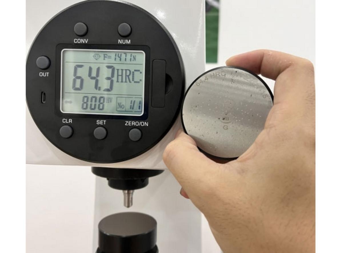 Màn hình LCD hiển thị rõ giúp dễ đọc kết quả