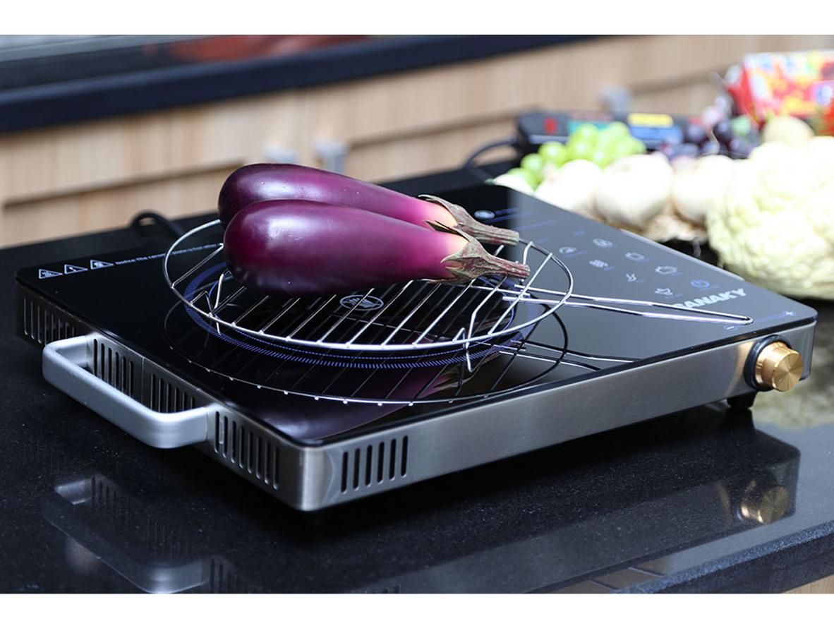 Mặt kính Ceramic chịu nhiệt, lau chùi nhanh sau khi nấu.