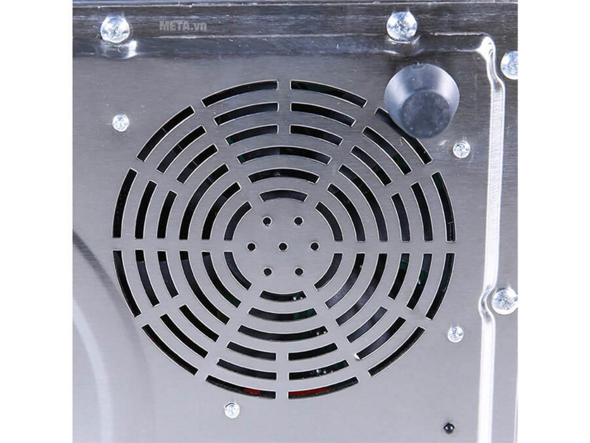 Mặt kính Ceramic chịu nhiệt, dễ vệ sinh sau khi dùng.