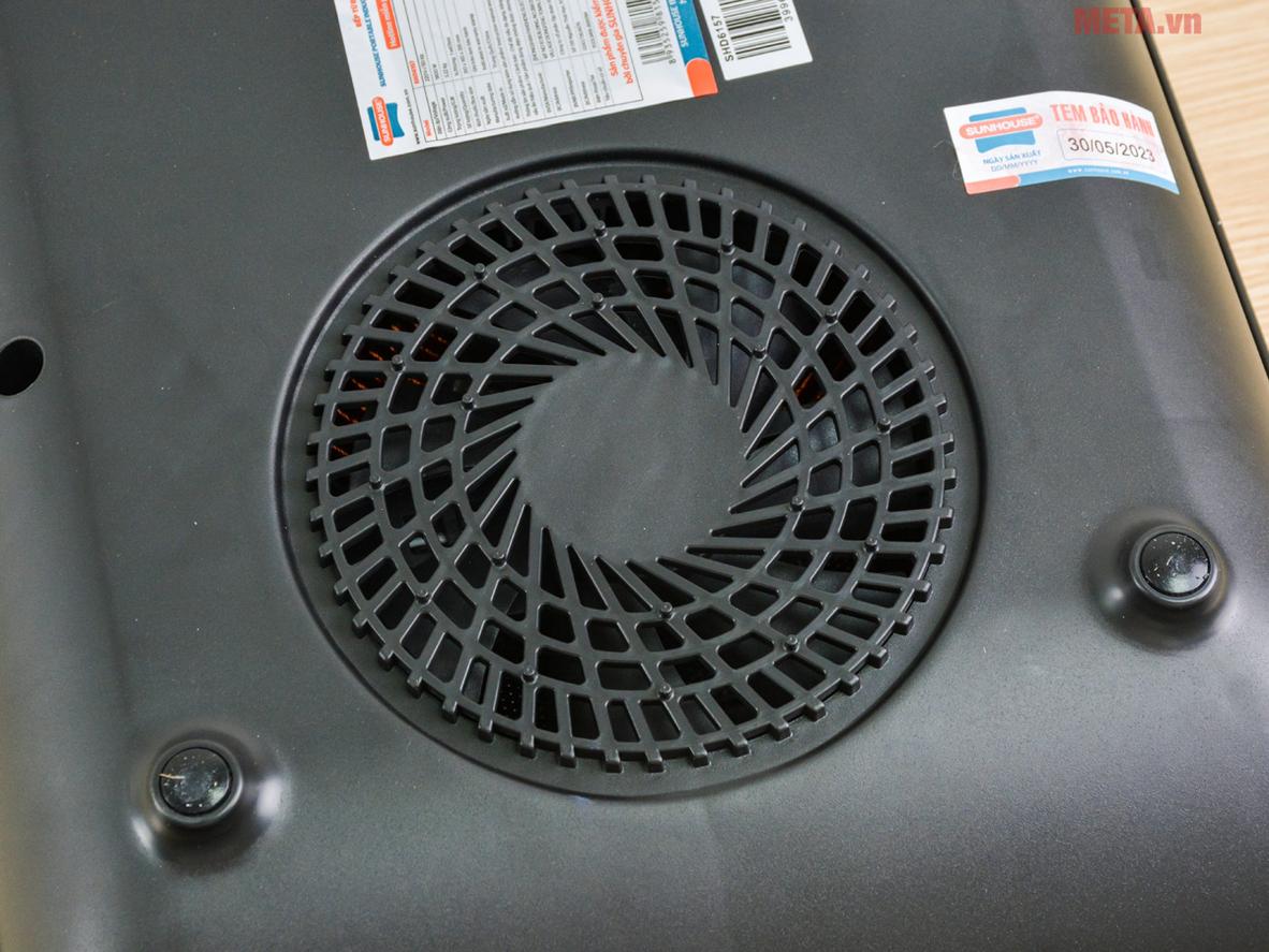 Mặt kính Ceramic cường lực và tính năng tự ngắt giúp sử dụng an toàn, bền bỉ hơn.