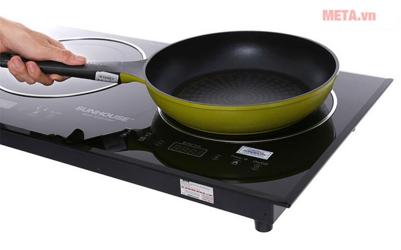 Mặt kính bền đẹp, chịu lực và dễ vệ sinh.