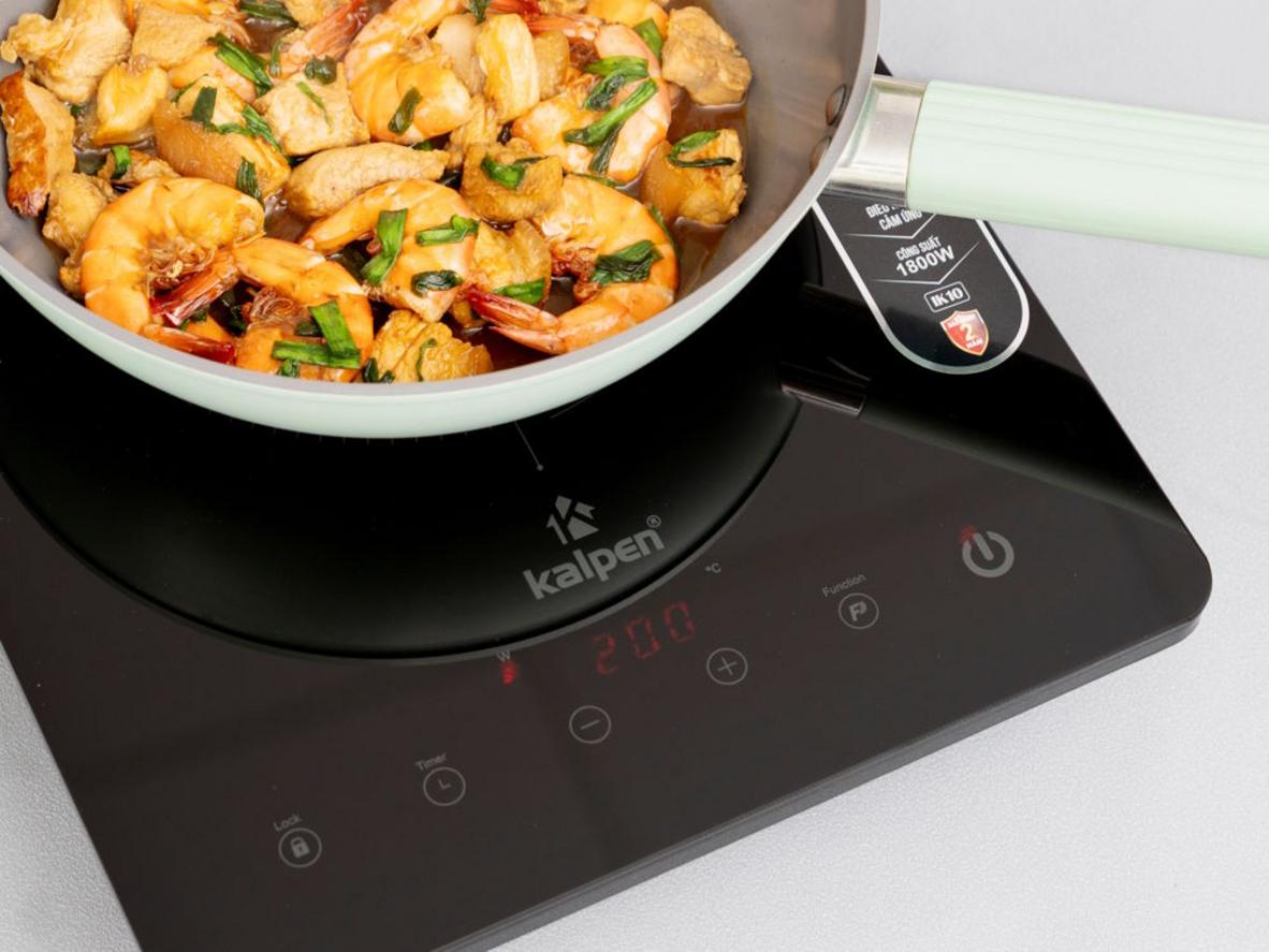 Mặt kính Super Keramik bền và dễ vệ sinh.