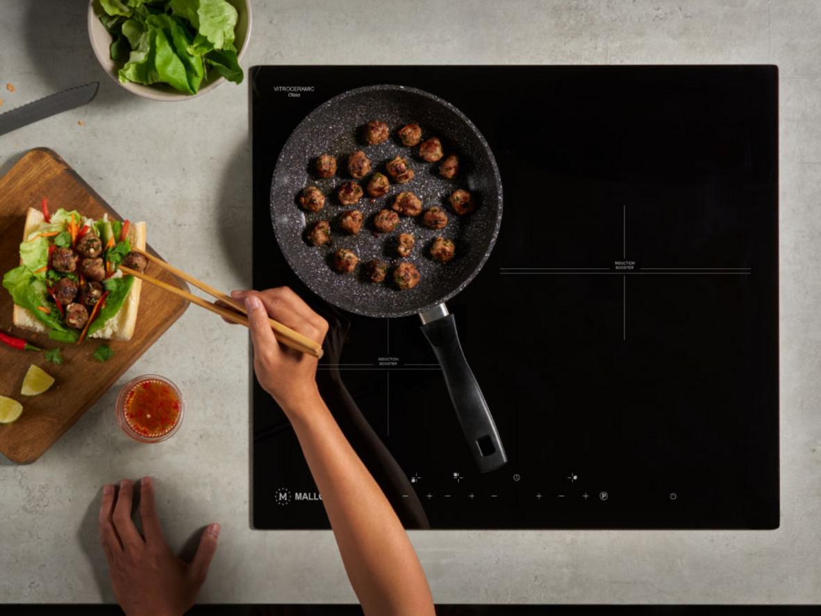 Mặt kính Vitroceramic bền đẹp, dễ vệ sinh.