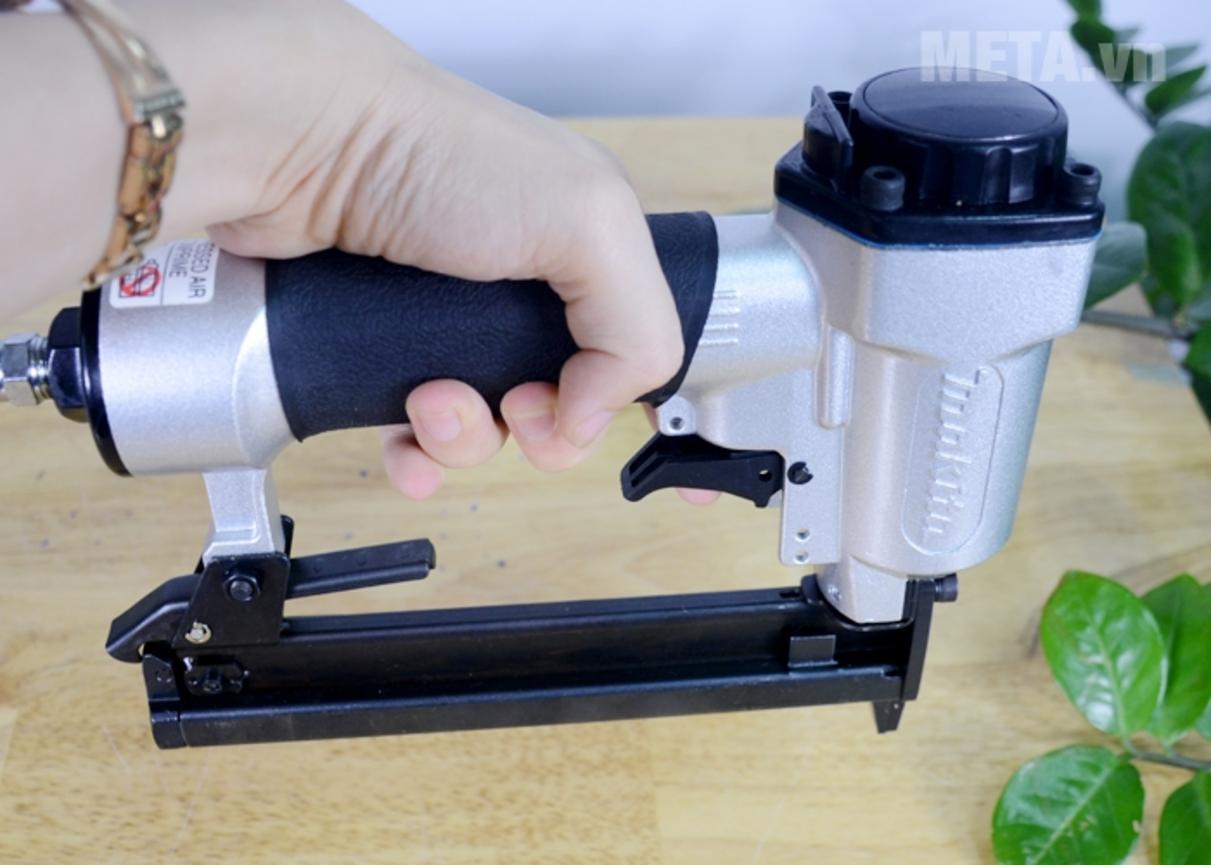 Máy nhỏ gọn, dễ cầm và thao tác lâu không mỏi.