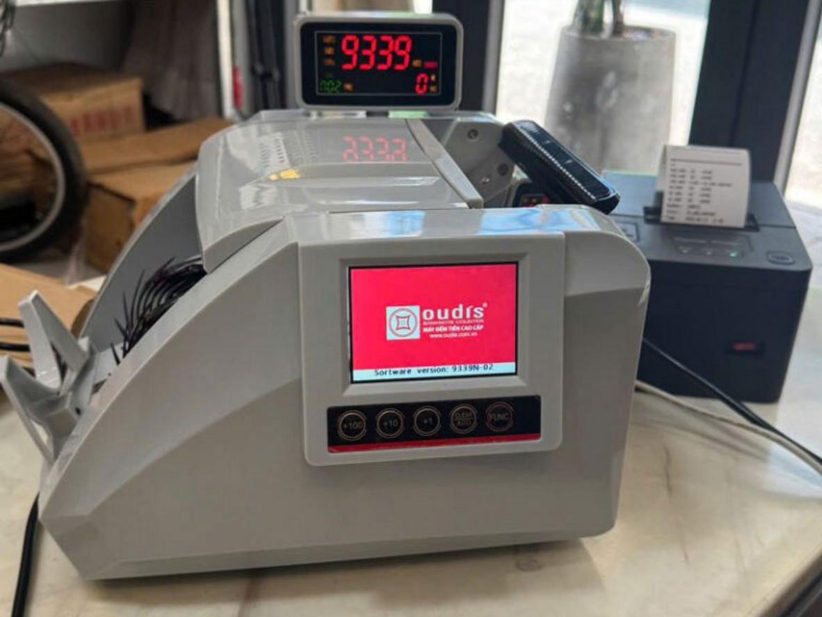 Tốc độ đếm 1.200 tờ/phút giúp tối ưu thời gian xử lý tiền mặt.