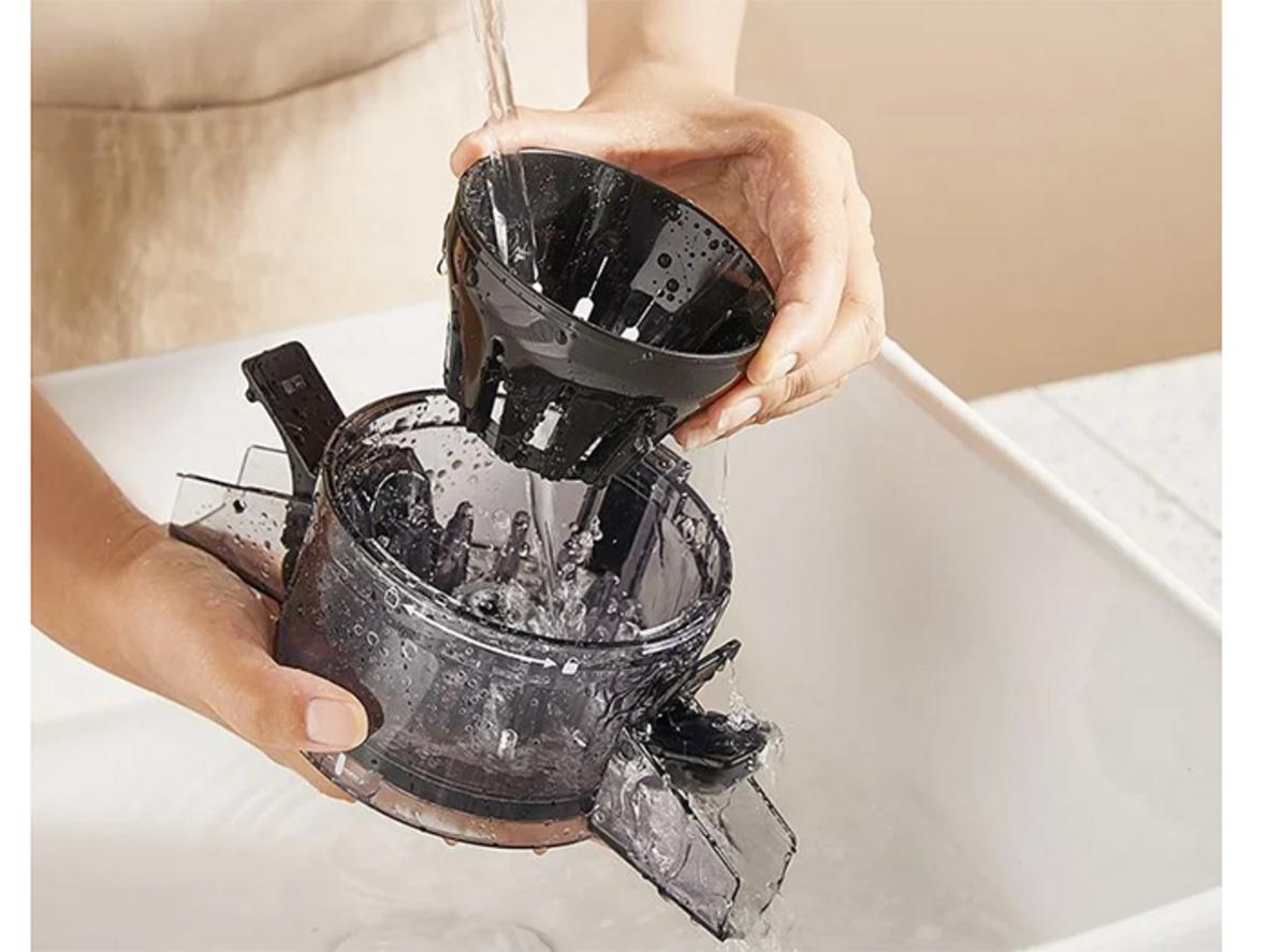 Phụ kiện vệ sinh đi kèm giúp làm sạch dễ hơn
