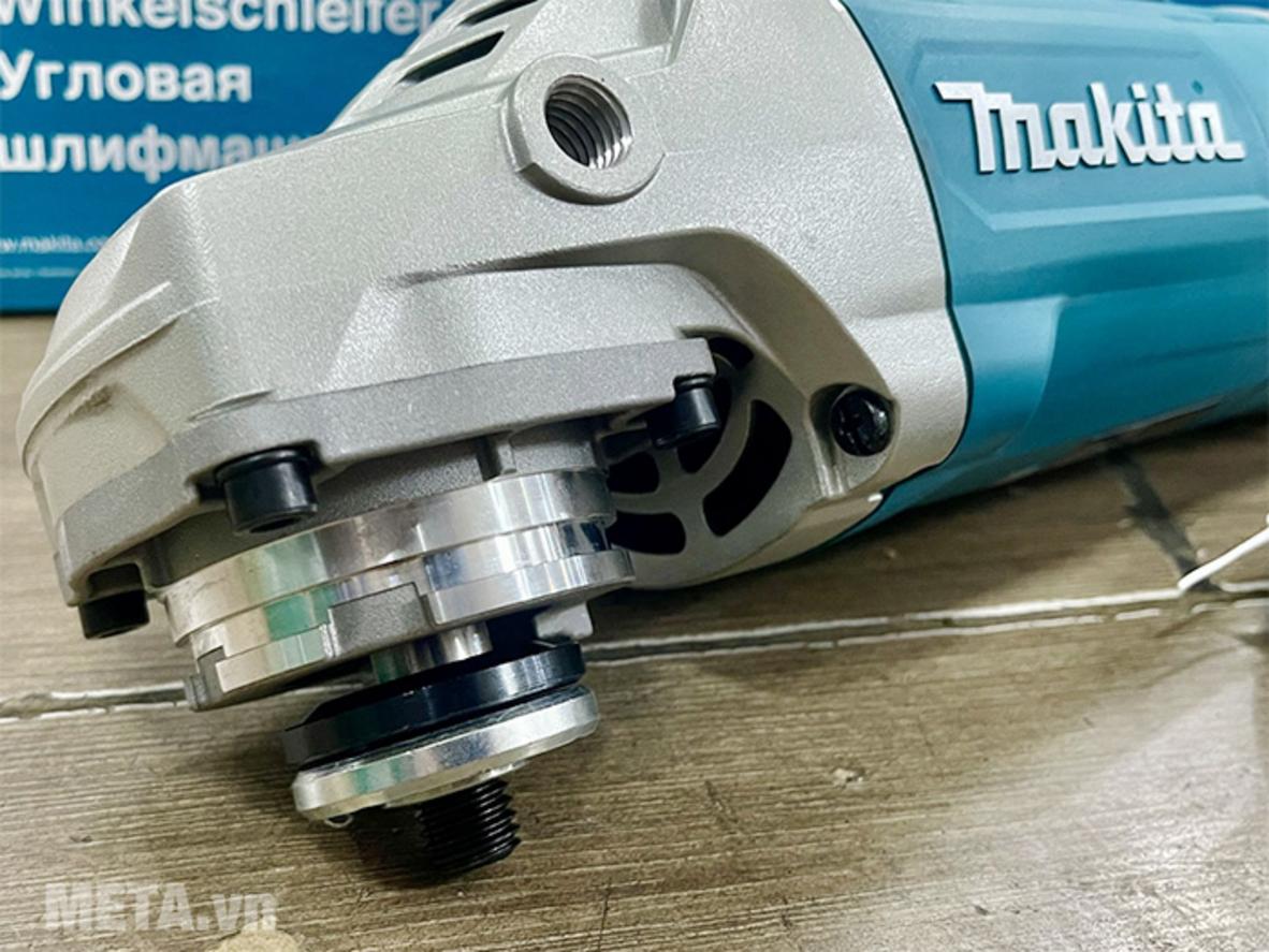 Đĩa 180mm và công suất lớn giúp máy xử lý công việc nặng nhanh hơn.