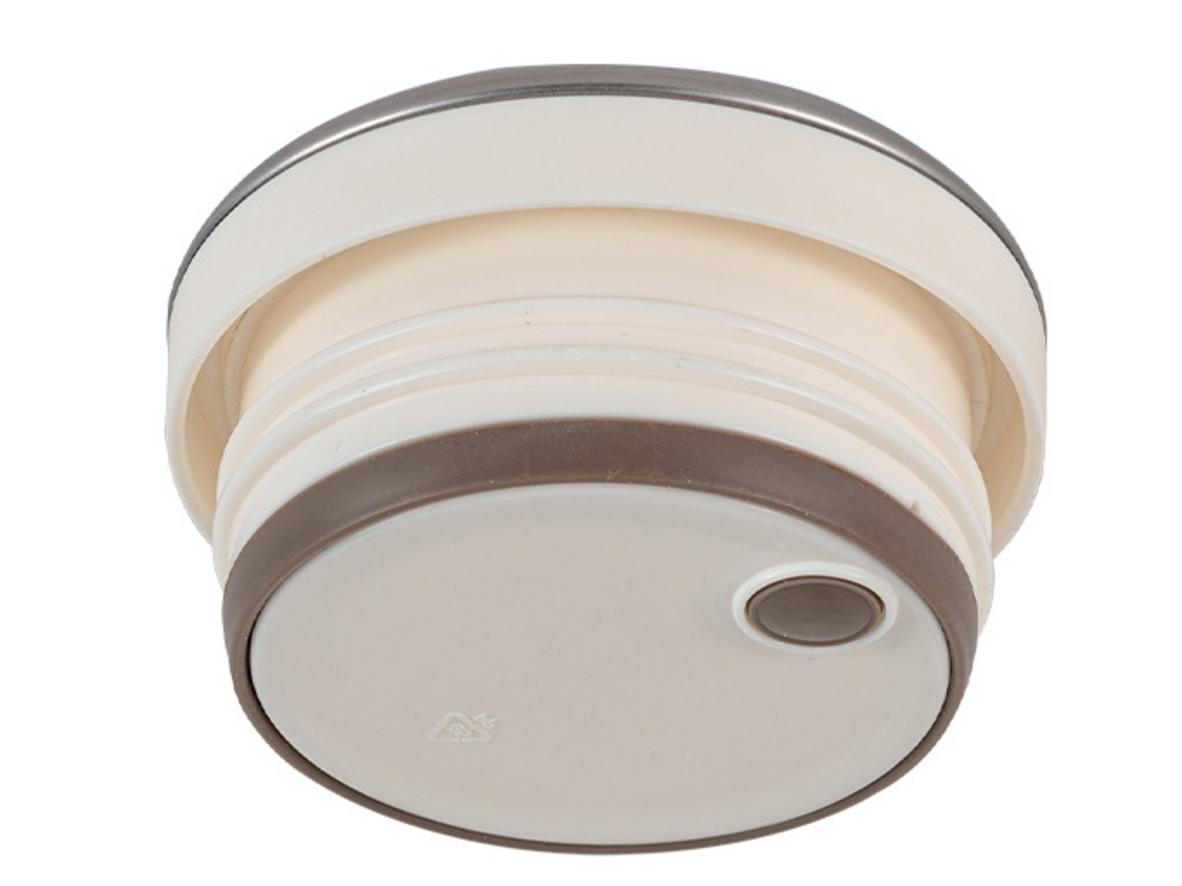 Miệng rộng và quai cầm silicone mang lại trải nghiệm tiện lợi.