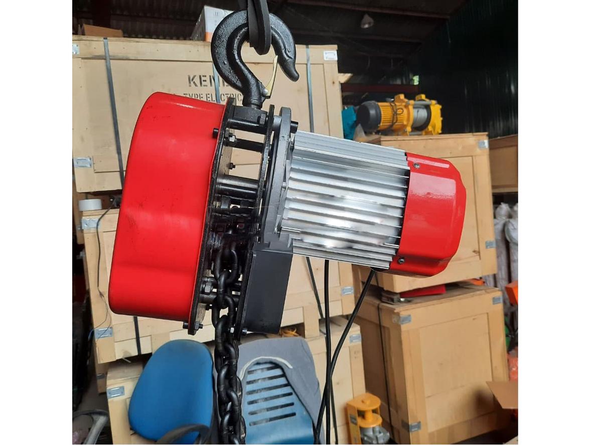 Khả năng nâng 3 tấn phù hợp cho xưởng và kho bãi.
