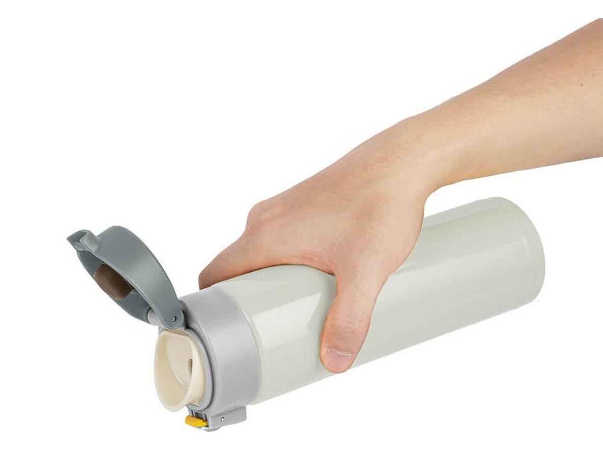 Nắp bật 1 chạm giúp uống nước nhanh hơn
