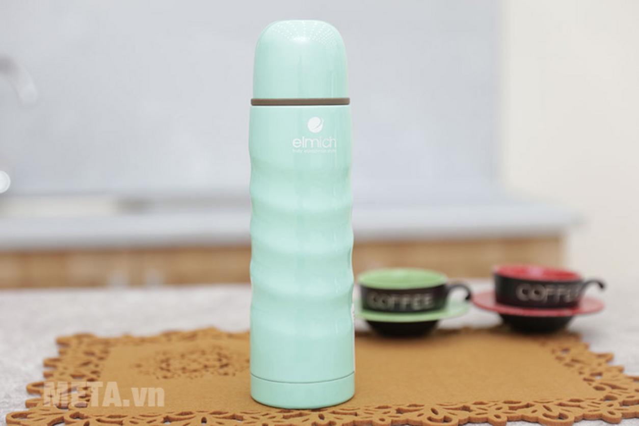 Thiết kế nắp kín khít giúp hạn chế rò rỉ khi di chuyển.