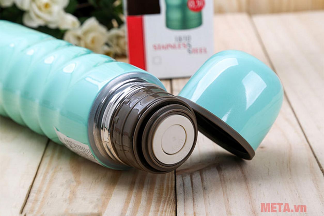 Thiết kế nắp kín khít giúp hạn chế rò rỉ khi di chuyển.
