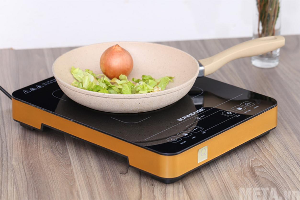 Công suất 2.000W giúp nấu nhanh, tiện cho bữa ăn hằng ngày.