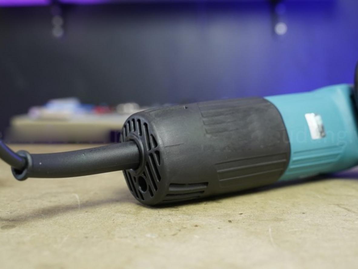 Trọng lượng nhẹ và công tắc trượt giúp thao tác thuận tiện hơn.