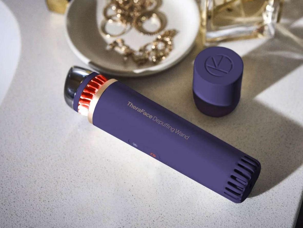 Liệu pháp nhiệt nóng-lạnh trên TheraFace Depuffing Wand